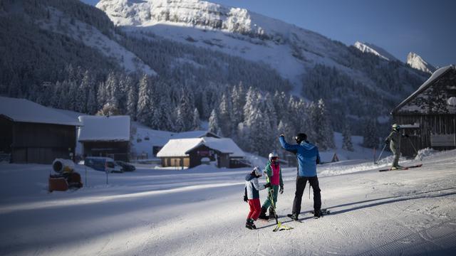 De nombreuses pistes de ski ont ouvert leurs portes ce samedi en Suisse. [KEYSTONE - GIAN EHRENZELLER]