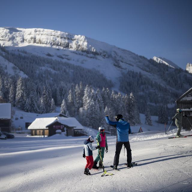 De nombreuses pistes de ski ont ouvert leurs portes ce samedi en Suisse. [KEYSTONE - GIAN EHRENZELLER]