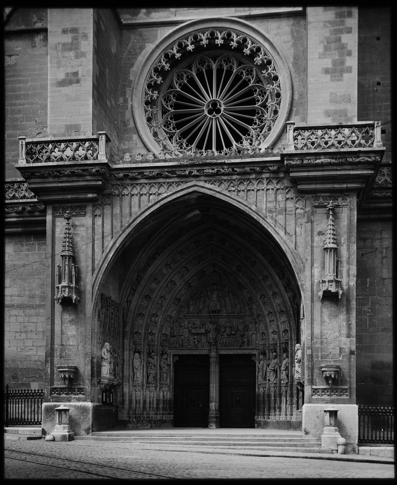 Cathédrale de Saint-Nicolas, portail ouest et rosace, avant 1965 [Service des biens culturels de l'État de Fribourg, fonds Service des bâtiments]