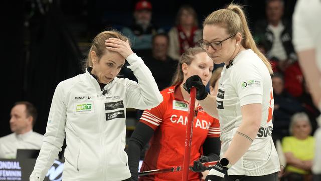 A l'image de Silvana Tirinzoni (à gauche) et Alina Pätz (à droite), les Suissesses ont commis trop d'erreurs en finale. [KEYSTONE - FRANK GUNN]