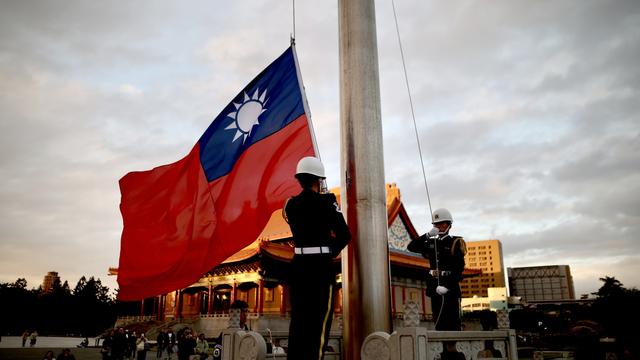Des gardes baissent le drapeau taïwanais à Taipei avant une visite officielle américaine.