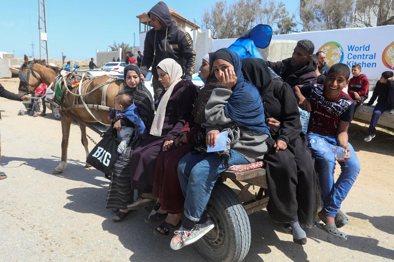 Des Palestiniens de la bande de Gaza fuyant les frappes israéliennes. [REUTERS - Ramadan Abed]