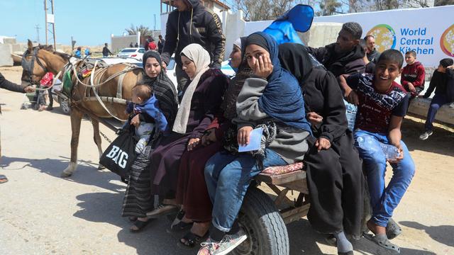 Des Palestiniens de la bande de Gaza fuyant les frappes israéliennes. [REUTERS - Ramadan Abed]
