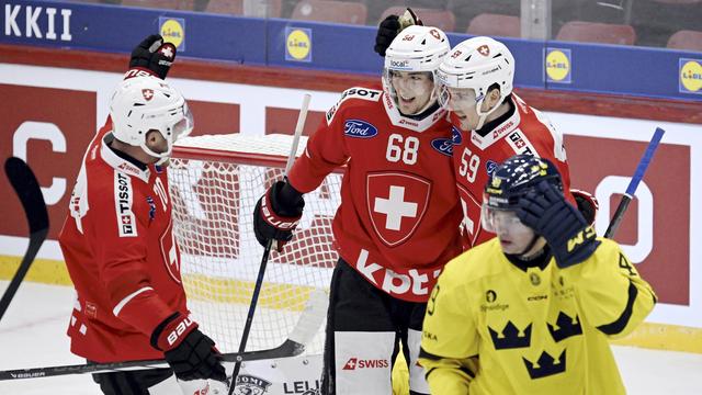 Fabrice Herzog (68) et Dario Simion (59) ont été très en vue contre la Suède. [KEYSTONE - MARKKU ULANDER]