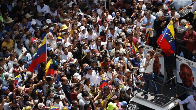 La leader de l'opposition Maria Corina Machadom harangue la foule à Caracas, lors d'une manifestation le 17 août 2024. [KEYSTONE - MIGUEL GUTIERREZ]