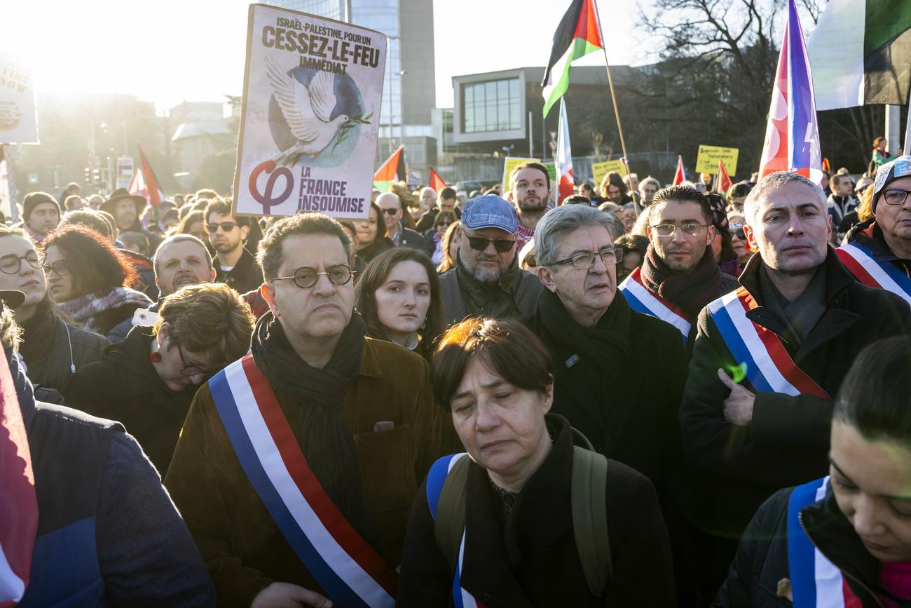 Jean-Luc Mélenchon, le leader de la France Insoumise (LFI), participe à une manifestation de soutien au peuple palestinien le 3 février 2024 à Genève. [KEYSTONE - MARTIAL TREZZINI]