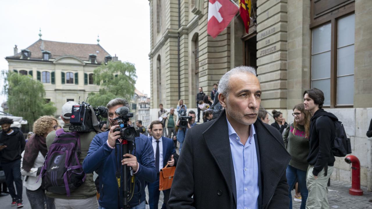 Tariq Ramadan quittant le tribunal de Genève le 24 mai 2023. [Keystone - Martial Trezzini]