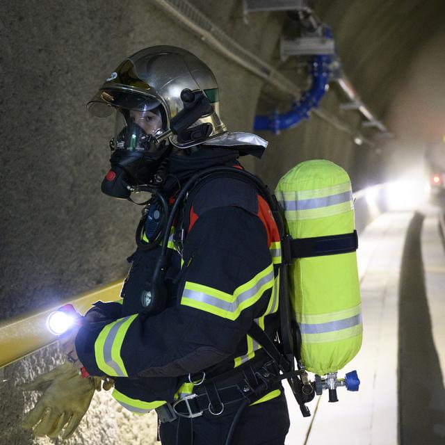 Un pompier professionnel du Service de protection et sauvetage Lausanne, lors d'un exercice de secours dans le tunnel du Lausanne-Echallens-Bercher (LEB) (image d'illustration). [Keystone - Laurent Gillieron]