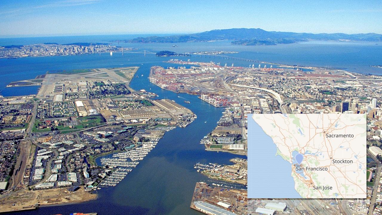 Vue aérienne de l'île d'Alameda avec San Francisco en arrière-plan [Wikipedia - Sanfranman59]