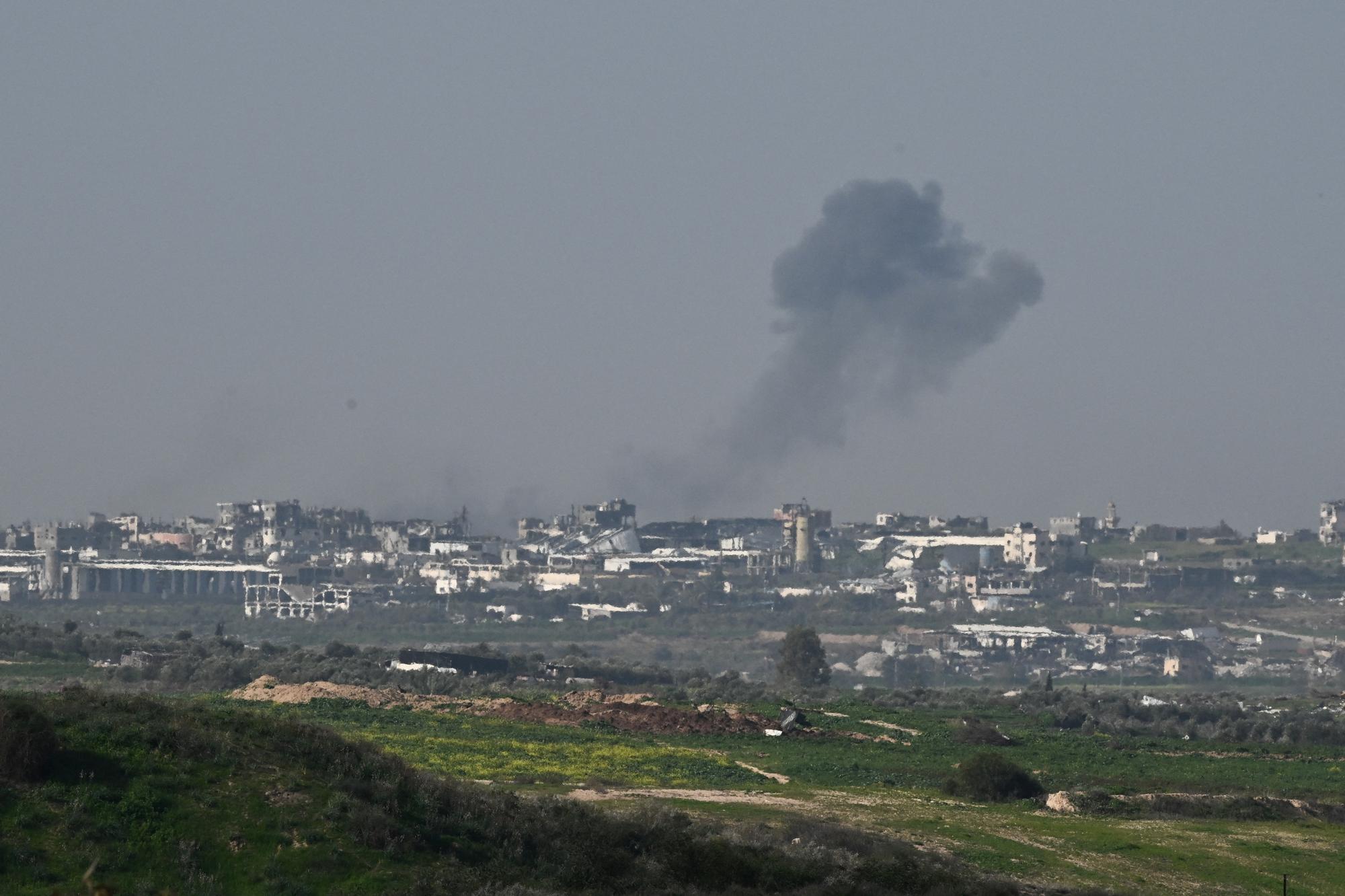 De la fumée s'élevant au-dessus de Gaza après de nouveaux affrontements dans la nuit du 12 au 13 février 2024. [Reuters - Dylan Martinez]