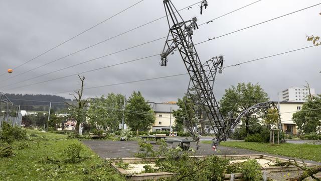 Un pylône à haute tension détruit par la tempête qui a ravagé La Chaux-de-Fonds en juillet 2023. [Keystone - Valentin Flauraud]