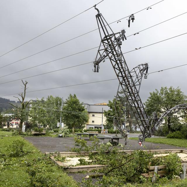 Un pylône à haute tension détruit par la tempête qui a ravagé La Chaux-de-Fonds en juillet 2023. [Keystone - Valentin Flauraud]