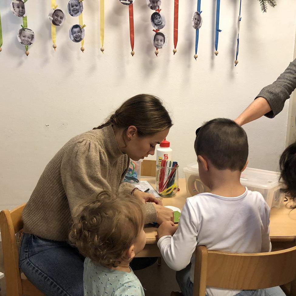 Ici la Suisse – Une crèche fribourgeoise s’adapte face aux enfants à besoins particuliers