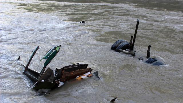 Des restes de bus dans la rivière Trishuli (image d'archives). [AFP - Shiva Puri]