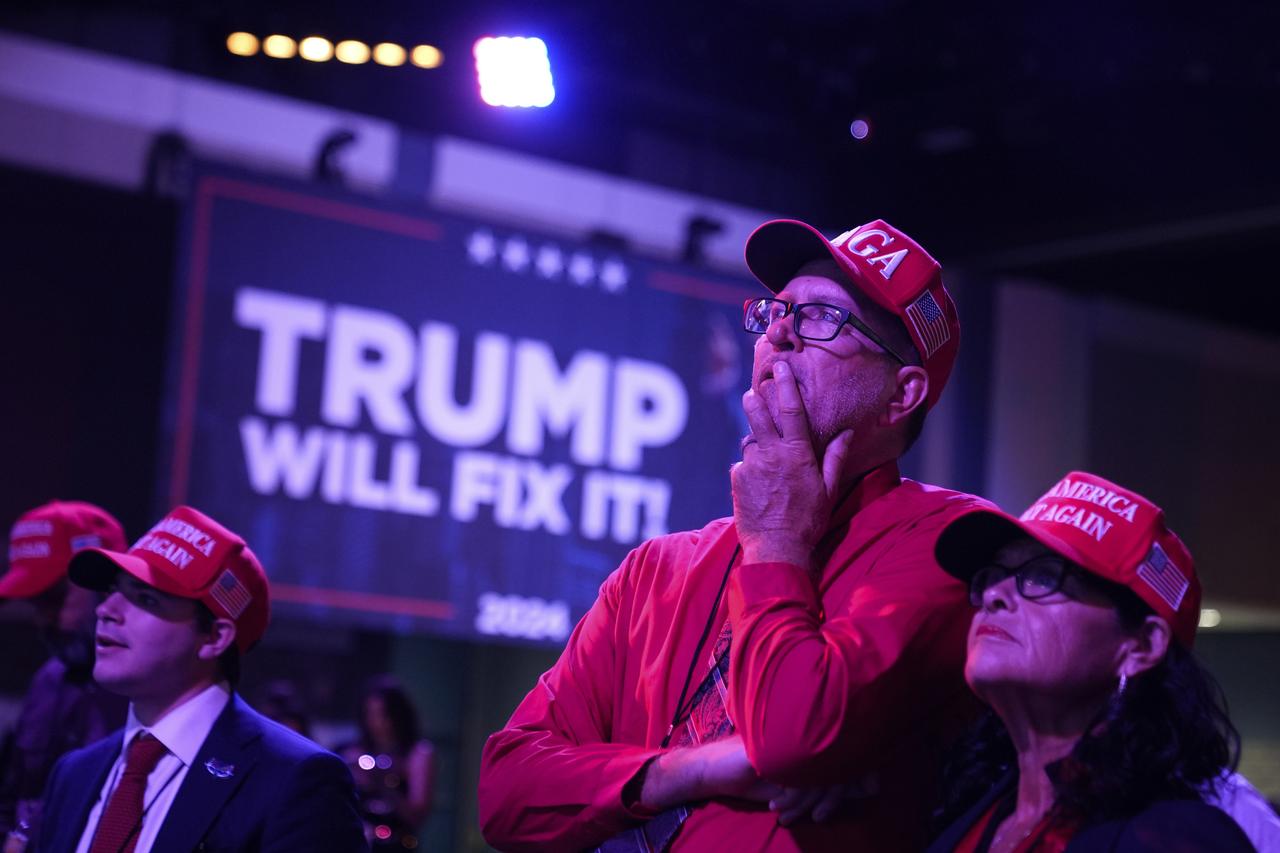 En Floride, des électeurs républicains regardent les résultats lors d'une soirée de campagne à West Palm Beach. [KEYSTONE - ALEX BRANDON]