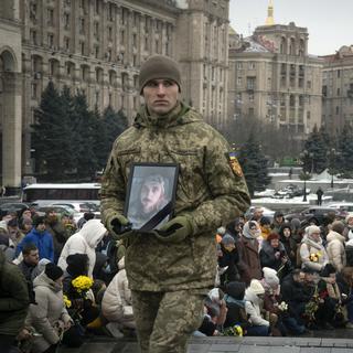 Kiev rend hommage à un jeune poète et soldat tué sur le front. [Keystone - Efrem Lukatsky]