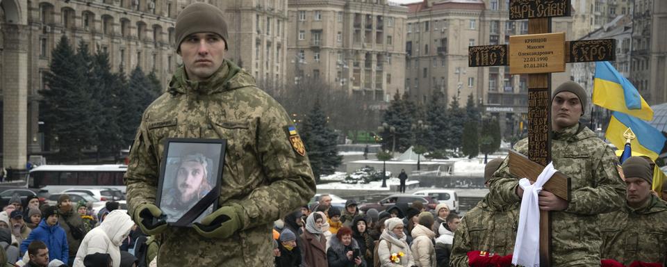 Kiev rend hommage à un jeune poète et soldat tué sur le front. [Keystone - Efrem Lukatsky]