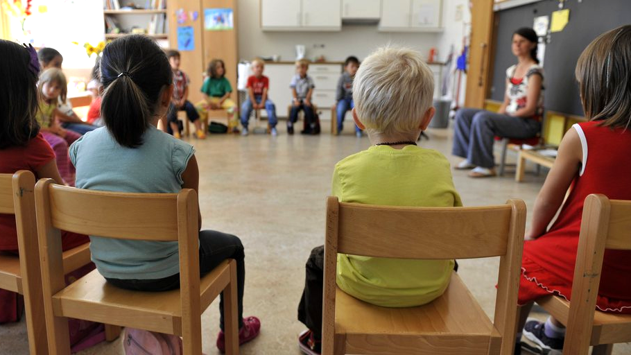 Il y a plus de crèches en Suisse qu'il y a quatre ans (photo illustration). [Keystone - Georgios Kefalas]