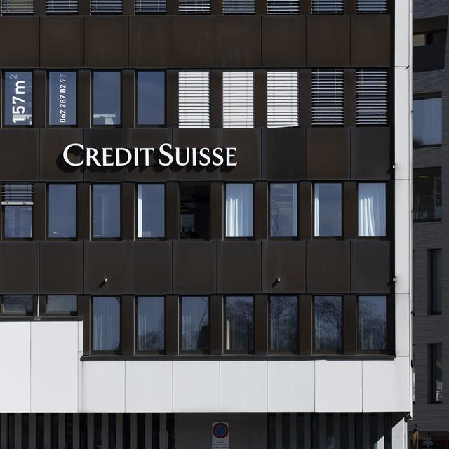 Un bâtiment avec le logo de Credit Suisse. [Keystone - Peter Klaunzer]