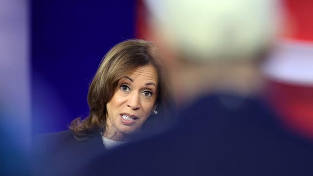 La vice-présidente américaine et candidate démocrate à l'élection présidentielle Kamala Harris répond à une question d'un participant lors d'une réunion publique de CNN animée par le présentateur Anderson Cooper dans les studios du Sun Center à Aston, en Pennsylvanie, le 23 octobre 2024. [AFP - CHARLY TRIBALLEAU]