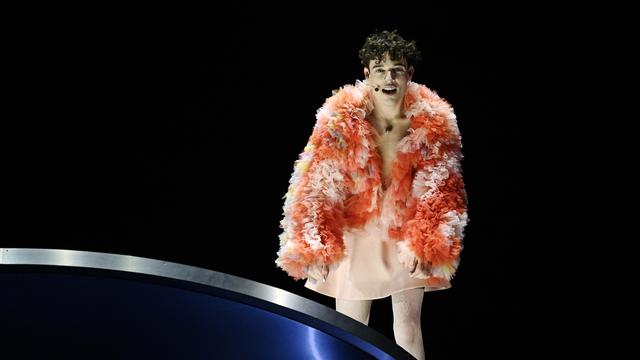 Le chanteur Nemo lors de la finale de l'Eurovision 2024 à Malmö. [Keystone]