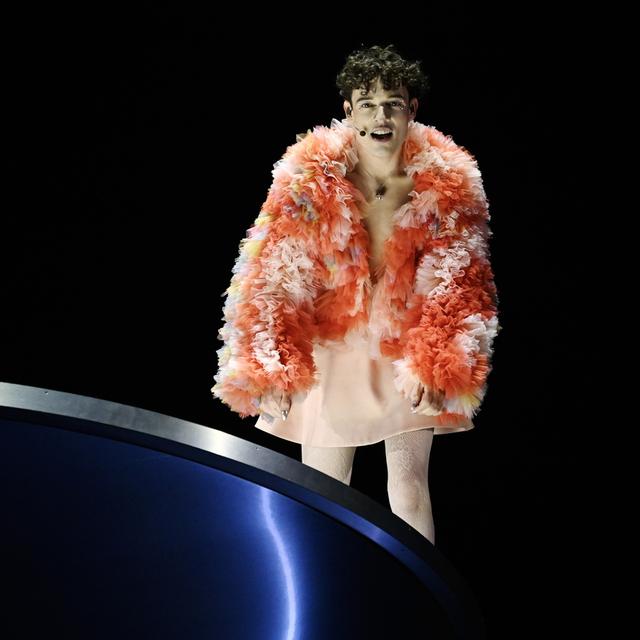 Le chanteur Nemo lors de la finale de l'Eurovision 2024 à Malmö. [Keystone]