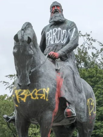 Une statue du roi Léopold II à Bruxelles après qu’elle a été barbouillée en juin 2020. Au moins deux pétitions ont été lancées pour retirer toutes les statues en l’honneur du monarque de l’ère coloniale, en raison des atrocités historiques commises en son nom dans l’ancienne colonie du Congo. [KEYSTONE]