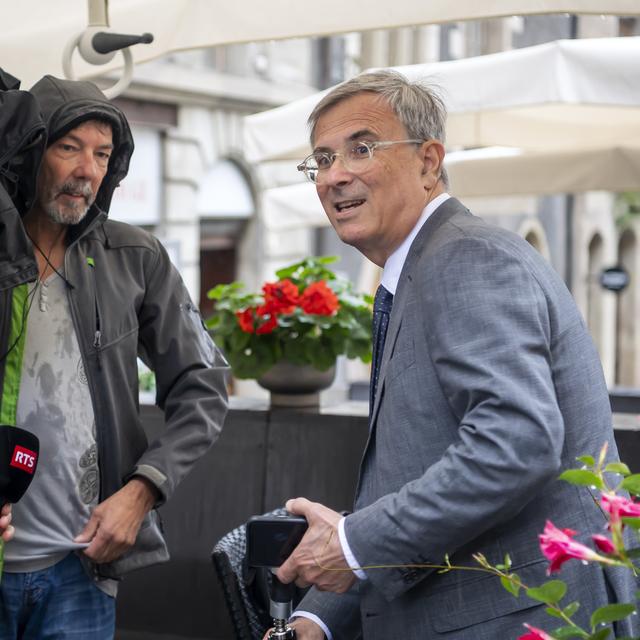 Philippe Grumbach (à droite), interviewé par des journalistes après la lecture du verdict du procès de l'humoriste français Dieudonné. [Keystone - Martial Trezzini]