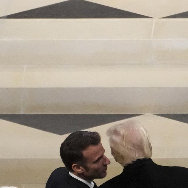 Emmanuel Macron et Donald Trump se sont entretenus lors de la cérémonie officielle de la réouverture de la cathédrale Notre-Dame. [Keystone/AP Photo - Thibaut Camus]