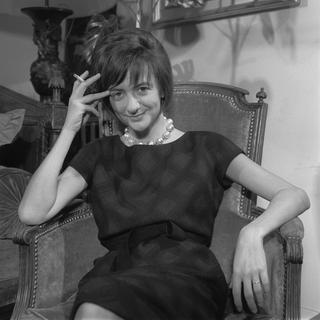 L'écrivaine Françoise Sagan lors d'une interview à propos de sa pièce de théâtre "La Robe mauve de Valentine" en 1963. [AFP - Jean Claude Mallinjod]