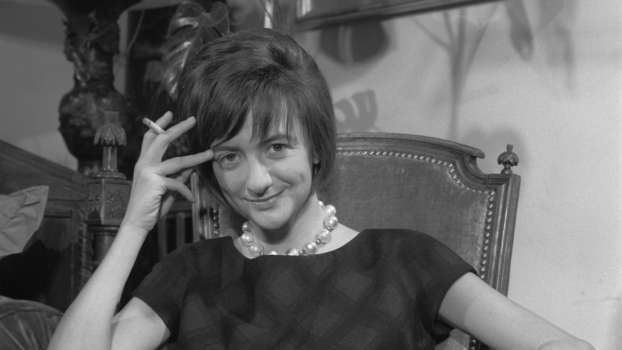 L'écrivaine Françoise Sagan lors d'une interview à propos de sa pièce de théâtre "La Robe mauve de Valentine" en 1963. [AFP - Jean Claude Mallinjod]