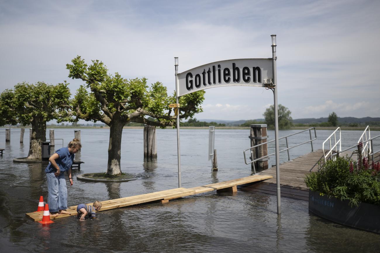 Les quais inondés à Gottlieben (TG) sur le lac de Constance, le 6 juin 2024. [KEYSTONE - GIAN EHRENZELLER]