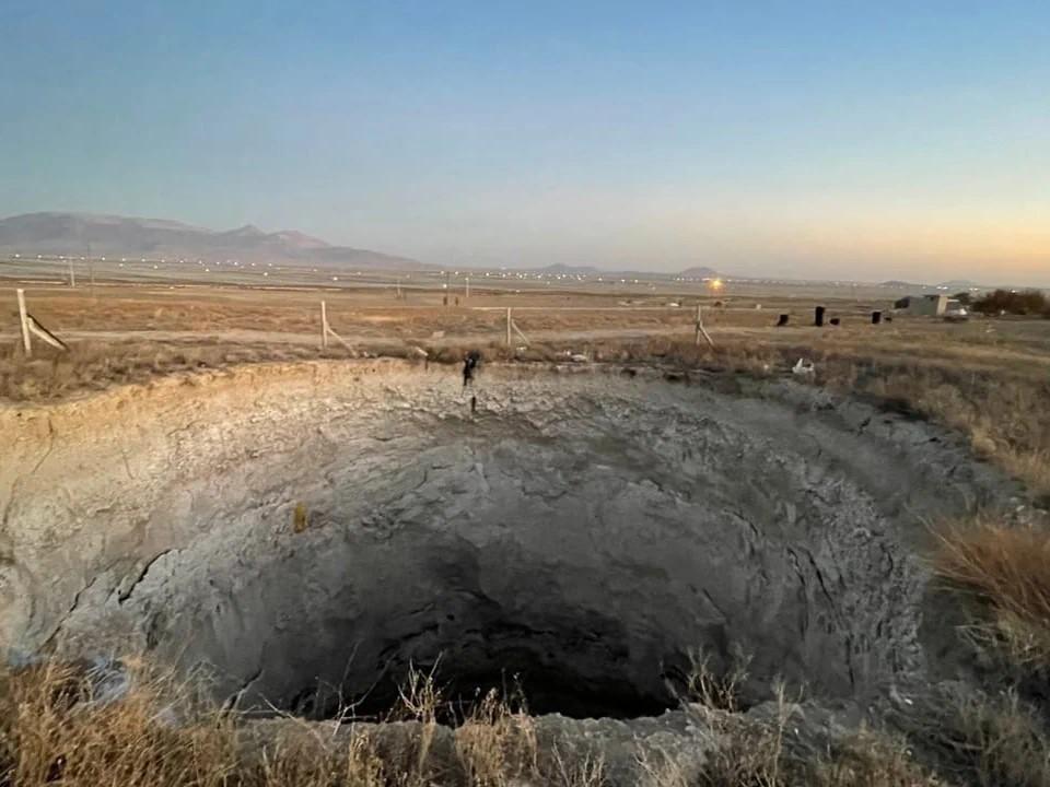 Des trous comme celui-ci apparaissent de plus en plus fréquemment en Turquie en raison du changement climatique. Ils entravent l’agriculture. Pour l’instant, ils n’ont causé aucun décès. [SRF - Christian von Burg]