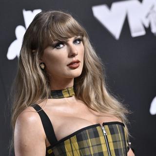 La star de la chanson Taylor Swift a annoncé son soutien à Kamala Harris et Tim Walz. [Invision/AP/KEYSTONE - Evin Agostini]