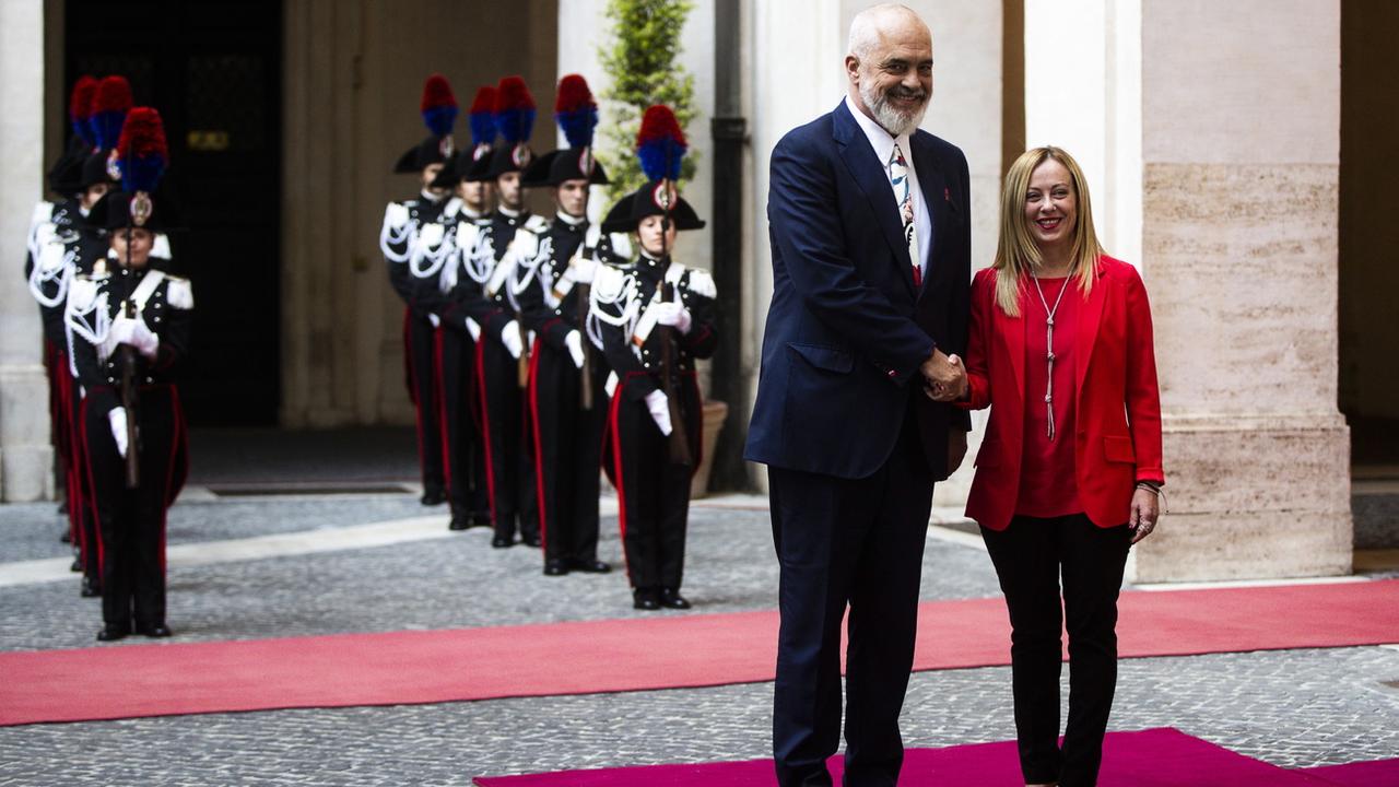 Le Premier ministre albanais Edi Rama et la Première ministre italienne Giorgia Meloni. [Keystone - EPA/Angelo Carconi]