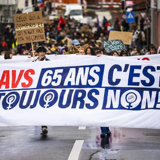 Des personnes manifestent contre l'élévation de la retraite des femmes à 65 ans en Suisse. [Keystone - Jean-Christophe Bott]