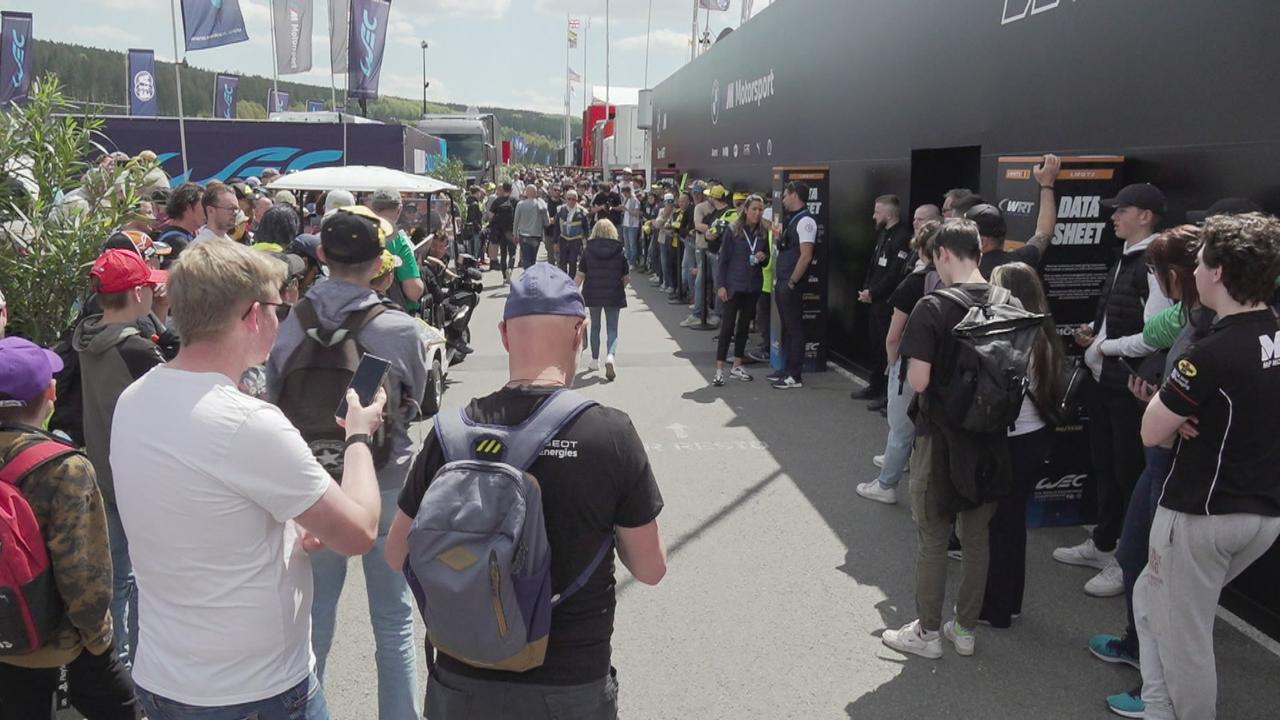 A Spa comme ailleurs, la foule se presse devant le garage de Valentino Rossi.