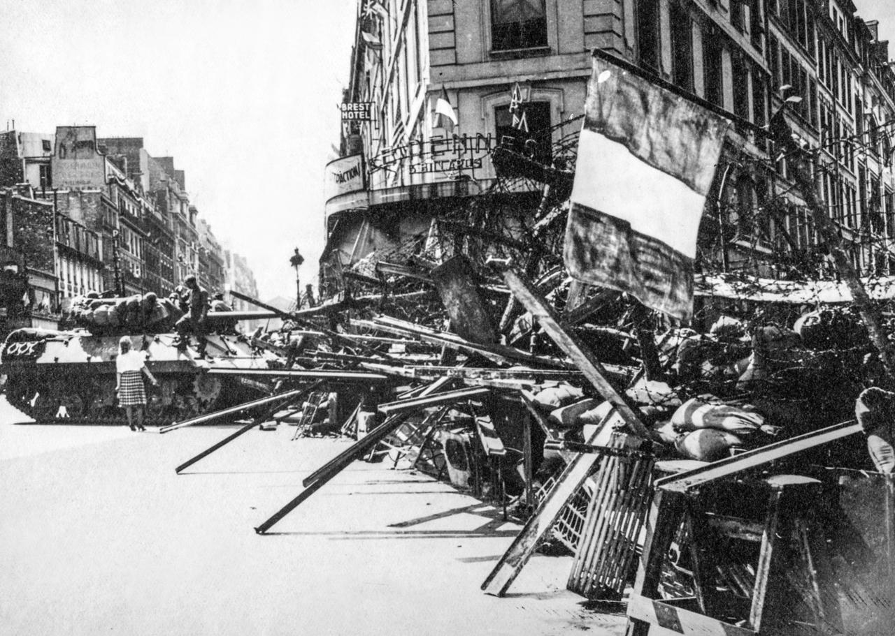 Paris, capitale occupée depuis juin 1940 par les troupes de l'armée allemande, est libérée en août 1944 et le drapeau français est planté sur les barricades. [KEYSTONE - STR]