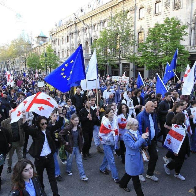 Des milliers de personnes ont manifesté en Géorgie contre un texte sur l'"influence étrangère". [AP Photo]