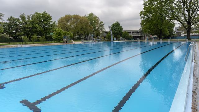 La météo maussade de l'été est la cause d'une baisse de la fréquentation des piscines et bains publics en Suisse (image d'illustration). [Keystone - Georgios Kefalas]