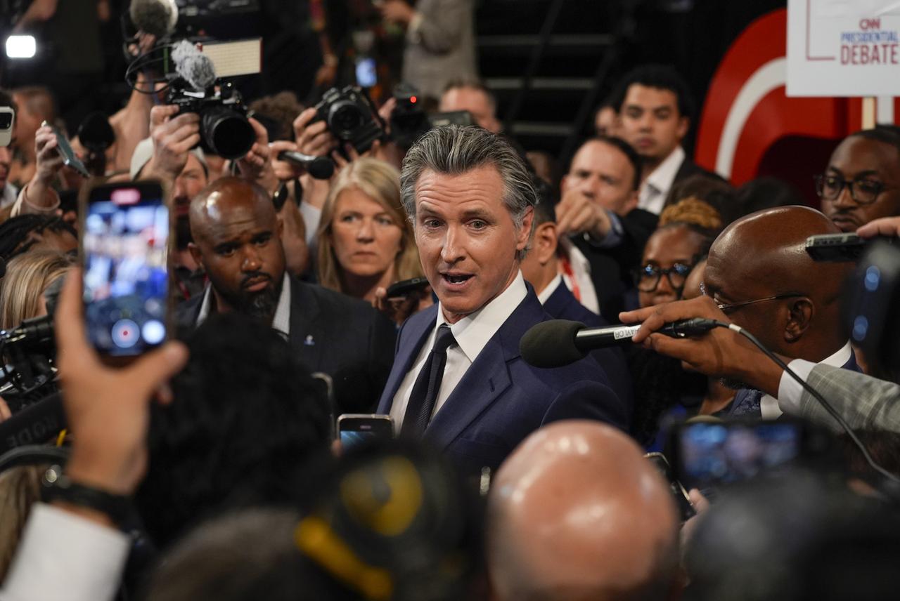 Le gouverneur de Californie, Gavin Newsom, s'adresse aux journalistes après un débat présidentiel entre Joe Biden et Donald Trump, à Atlanta, le jeudi 27 juin 2024. [KEYSTONE - JOHN BAZEMORE]