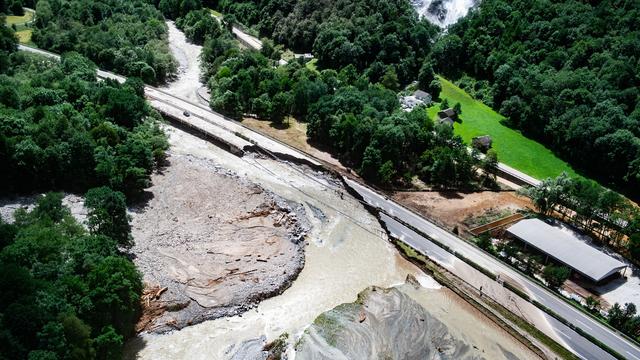 L'autoroute A13 entre Lostallo et Soazza dans les Grisons détruite suite aux intempéries. [Keystone - Samuel Golay]