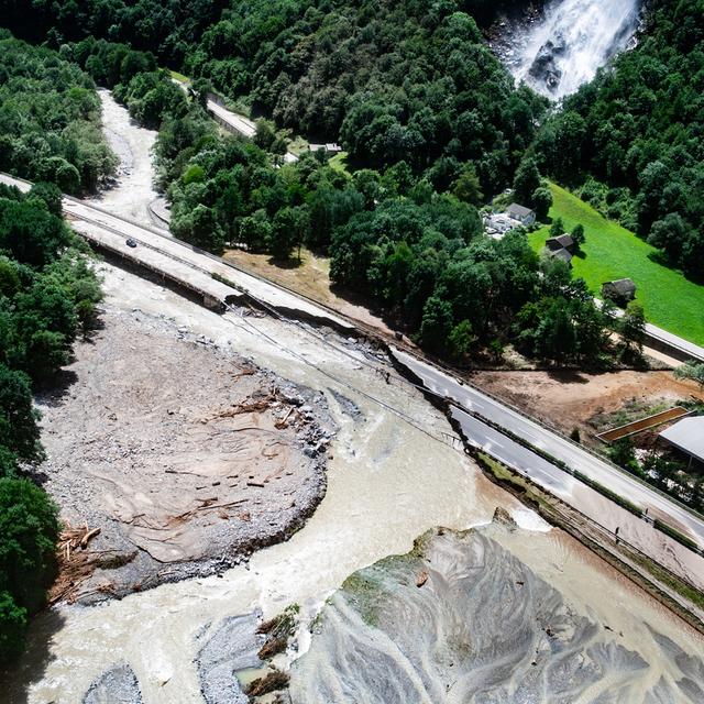 L'autoroute A13 entre Lostallo et Soazza dans les Grisons détruite suite aux intempéries. [Keystone - Samuel Golay]