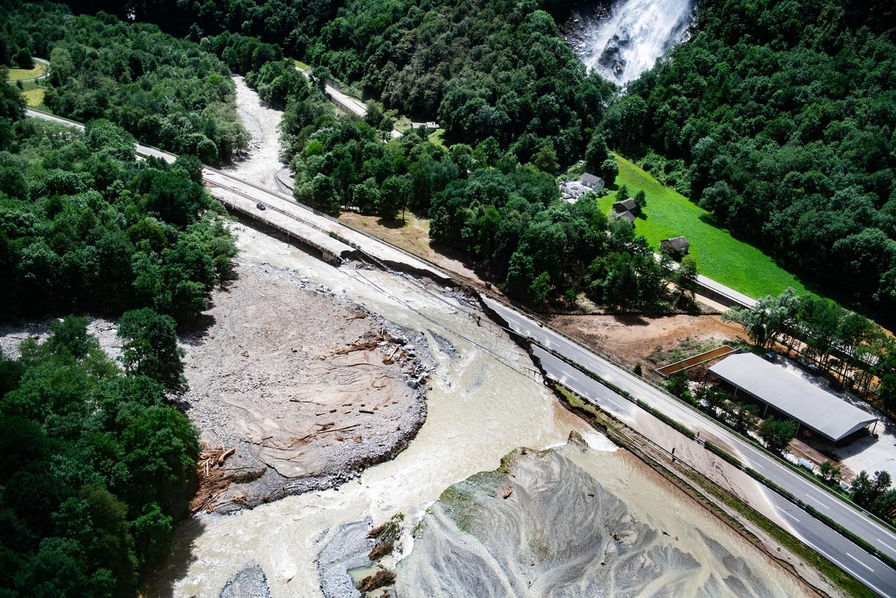 L'autoroute A13 entre Lostallo et Soazza dans les Grisons détruite suite aux intempéries. [Keystone - Samuel Golay]