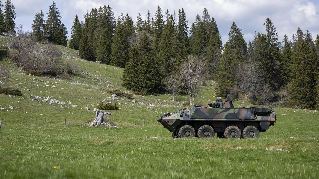 Un tank de l'armée suisse. [Keystone - Martial Trezzini]