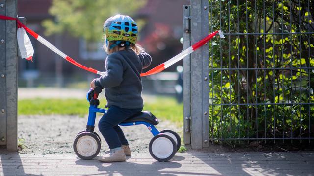 Les parents d'enfants placés doivent être mieux accompagnés à Genève, selon la Cour des comptes. [Keystone - Julian Stratenschulte/DPA]