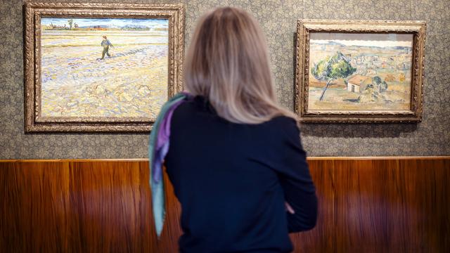 "Le semeur" de Vincent van Gogh et "Plaine provençale" de Paul Cézanne exposés à la Villa Flora de Winterthour. [Keystone - Michael Buholzer]