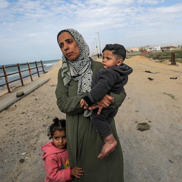 Une femme palestinienne et ses enfants, 21 mars 2024. [Keystone/EPA - Mohammed Saber]