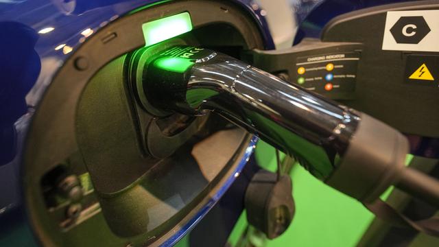 Une voiture vendue sur cinq en 2023 en Suisse était électrique. [Keystone - Martin Meissner]