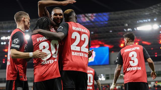 Les joueurs de Leverkusen se congratulent après le but de Boniface. [KEYSTONE - CHRISTOPHER NEUNDORF]